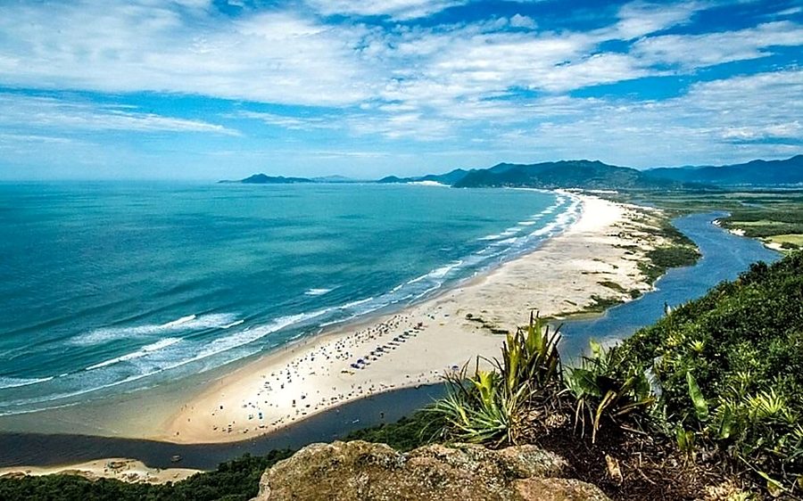 Vista do alto da praia da Guarda do Embaú, com o Rio da Madre ao lado da faixa de areia
